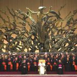 Pope Benedict XVI leads his Wednesday general audience in Paul VI hall at the Vatican November 18, 2009. REUTERS/Tony Gentile (VATICAN RELIGION)